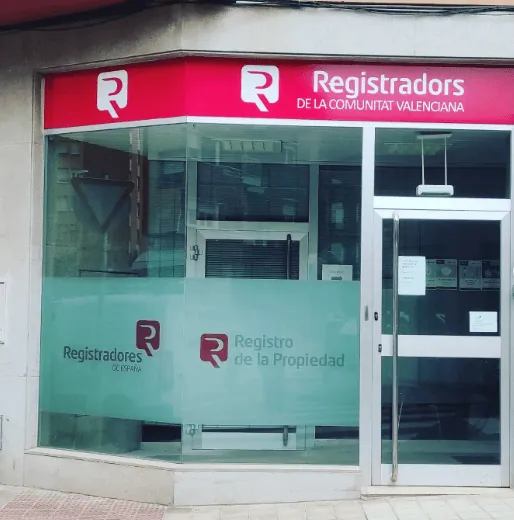 Oficina con rótulo corporativo de composite rojo y vinilo esmerilado en los cristales