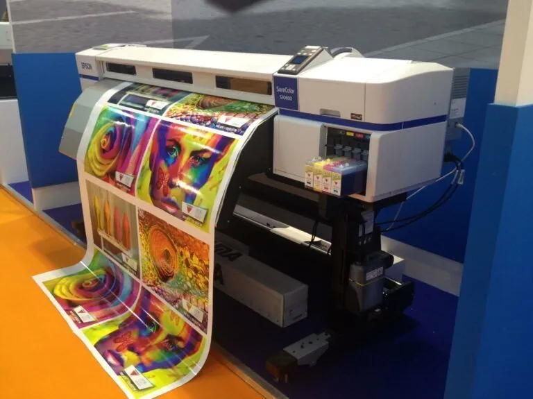 Plotter de impresión digital de gran formato imprimiendo un rollo a todo color