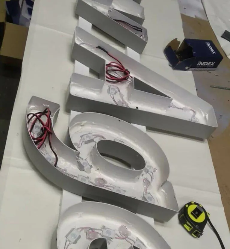 Letras corpóreas de aluminio con LED en proceso de montaje en el taller
