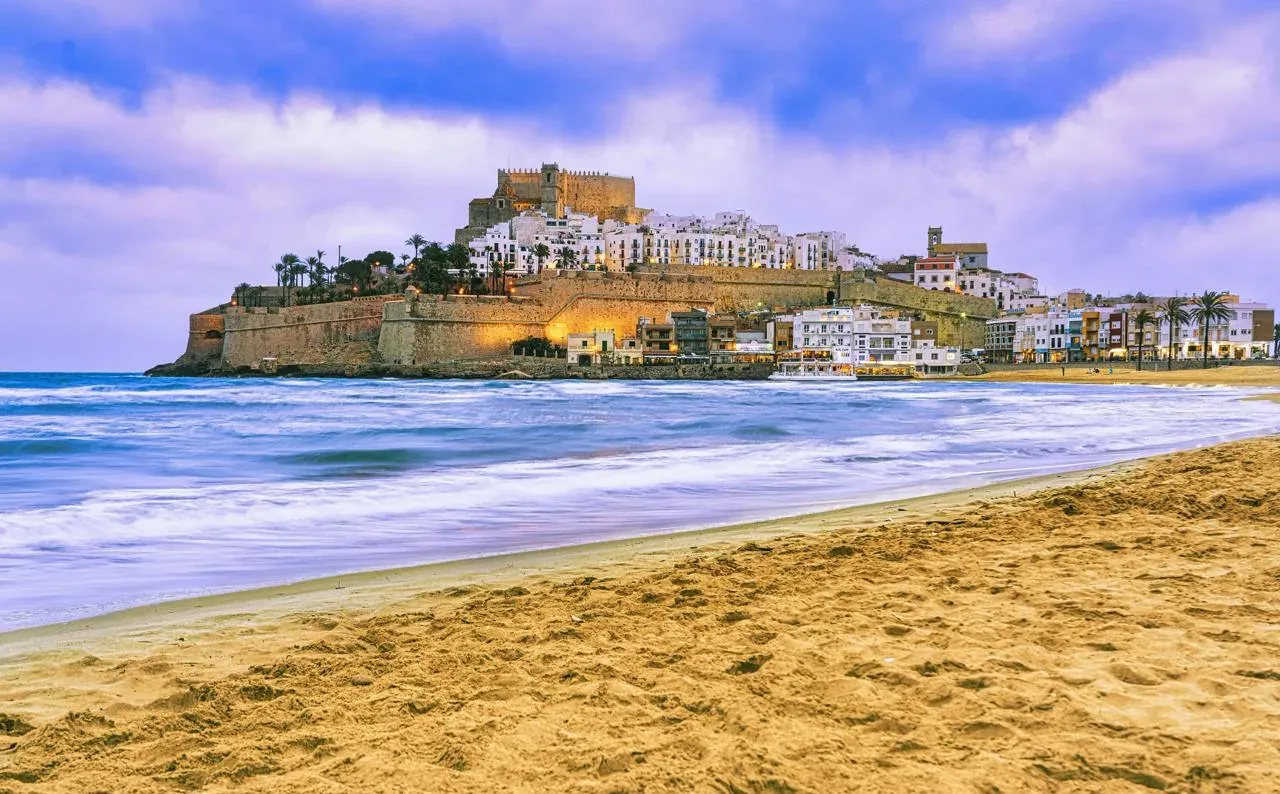 Vista de Peñíscola y su castillo junto al mar