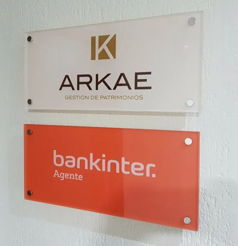 Placas exteriores de metacrilato con logotipos en relieve fijadas a una pared