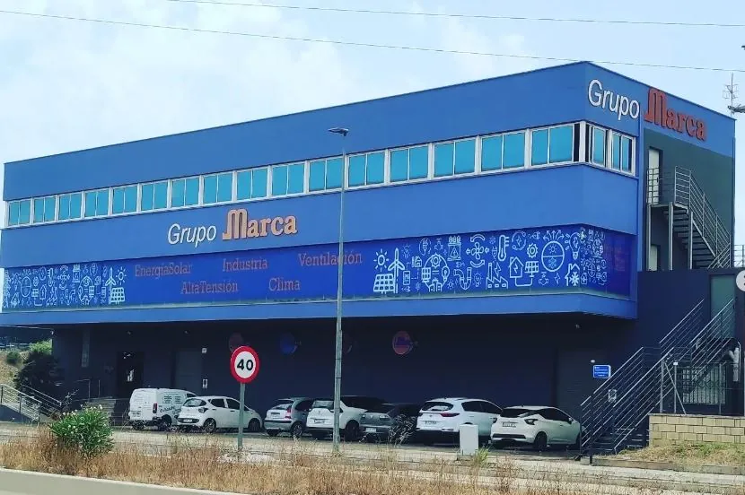 Edificio azul con vinilo decorativo en la franja de fachada