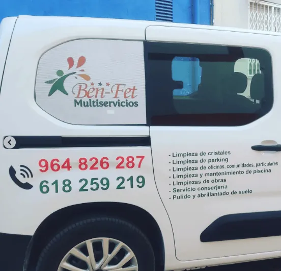 Furgoneta blanca rotulada para Ben-Fet Multiservicios