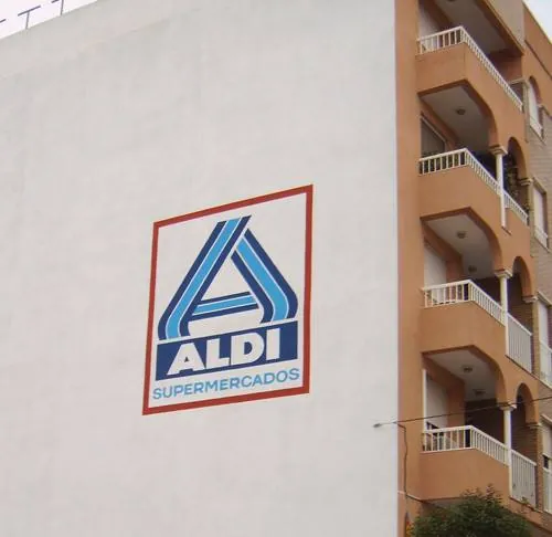 Logotipo pintado sobre la pared de un edificio