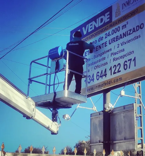 Instalación de una valla publicitaria con elevador